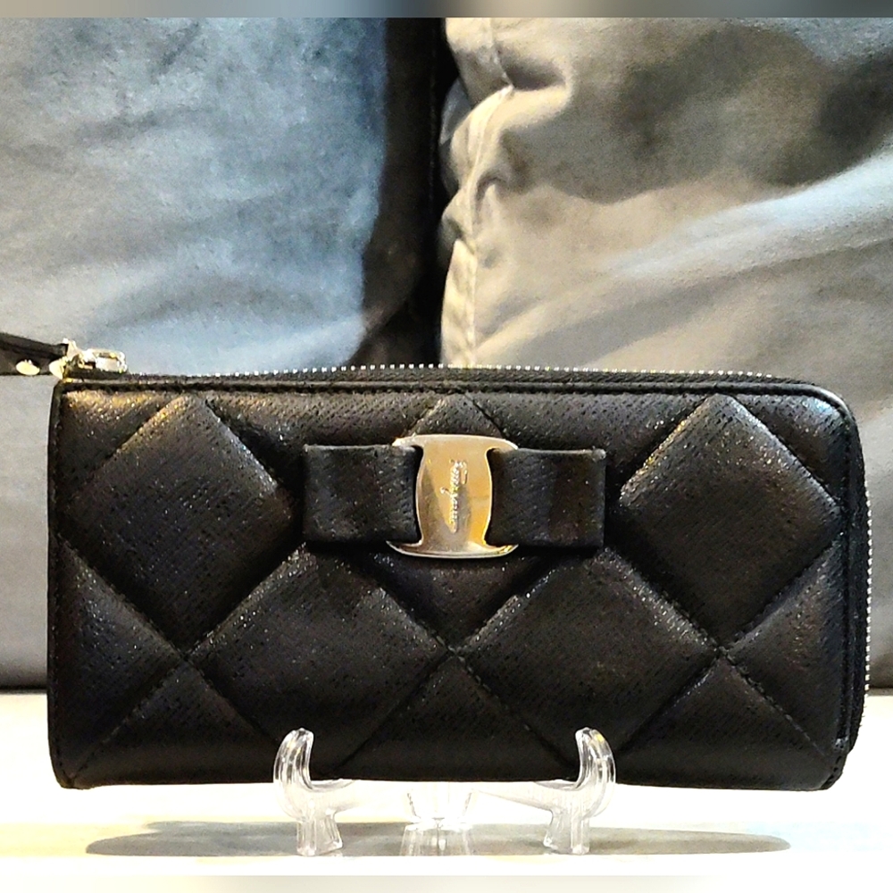 SALVATORE FERRAGAMO VARA RIBBON QUILTED SHIMMERY LEATHER CONTINENTAL LONG WALLET